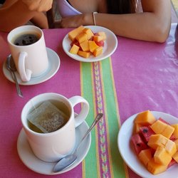 Posada San Cristóbal - Paquete de desayuno. Incluye fruta, jugo, té o café y el plato fuerte que, en esta ocasión escogimos chilaquiles verdes con tasajo