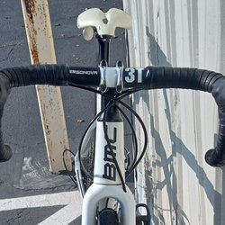 Beautiful handlebar tape wrap by Leo