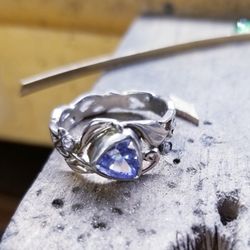 Goldcrafter's Corner - Forming the ring, setting the stones...