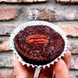 Orgánico & Artesanal - Lunaris: Deléitate con estos exquisitos brownies hechos con harina de almendras y chocolate artesanal.