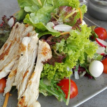 Tante Frieda - Beach Beauty Salat mit Orangendressing, verschiedenen Salaten, Mozzarella und gegrillter Pute für 12,90€ - Cafes Near Me - Landshut, BY Tante Frieda - Beach Beauty Salat mit Orangendressing, verschiedenen Salaten, Mozzarella und gegrillter Pute für 12,90€ - Cafes Near Me - Landshut, BY