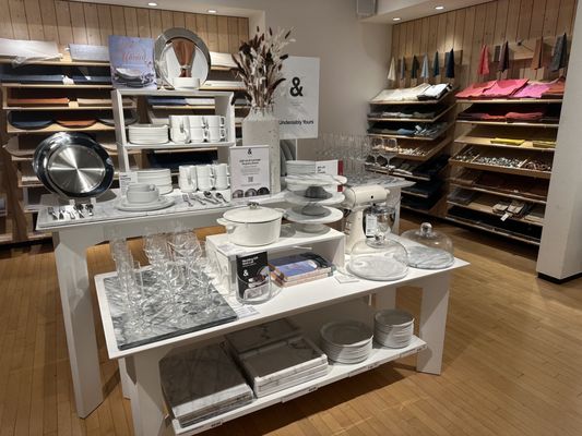 Crate & Barrel by null