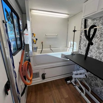 Dawgy Styles Mobile Grooming - Look at that super clean interior to their trailer! - Pet Groomers Near Me Dawgy Styles Mobile Grooming - Look at that super clean interior to their trailer! - Pet Groomers Near Me