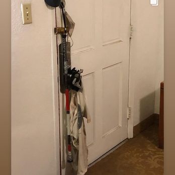 Western Motel - Interior: door handle provides hanger space for my day kit - Hotels Near Me - Deming, New Mexico Western Motel - Interior: door handle provides hanger space for my day kit - Hotels Near Me - Deming, New Mexico