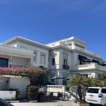 Glorietta Bay Inn - The exterior of the Inn. The main house to the right. Contemporary rooms to the left. - Hotels Near Me - Coronado, California
