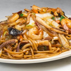 Kim's Noodle - Bokkeum Jjamppong
Stir-fried spicy seafood noodle with pork and vegetables