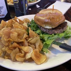 The Peanut - Hamburger and pub chips