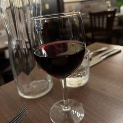 Broth3rs Restaurant - Generous red wine pour