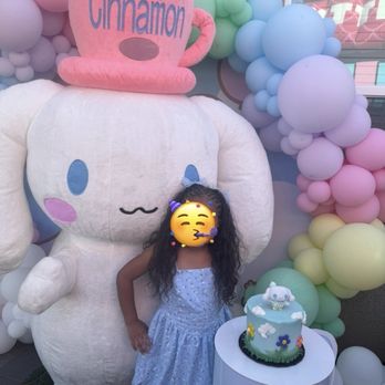 Santacruz Decor - Character with balloons - Balloon Services Near Me Santacruz Decor - Character with balloons - Balloon Services Near Me