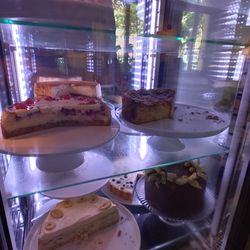 Café Fräulein Ohrt - Auch die Kuchenvitrine sieht sehr vielversprechend aus