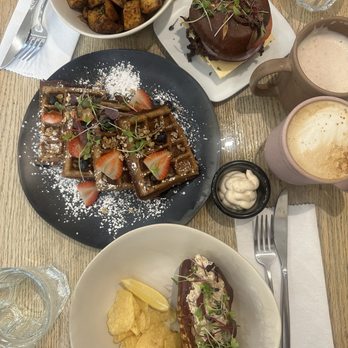 Aunts et Uncles - So Simple Chicken Burger, potatoes, lobster roll, waifulls - Vegan Near Me - Brooklyn, New York