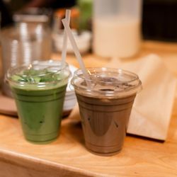 Matcha latte and hojicha latte