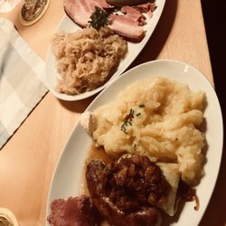 Schättere Vesperstube - Top: Schlachtplatte mit Sauerkraut  Bottom: Schätteres Dreierloi mit Kartoffelsalat