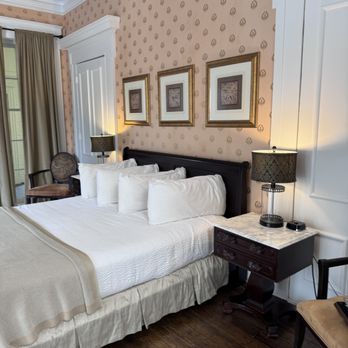 Linden Row Inn - king sized bed - Hotels Near Me - Richmond, Virginia Linden Row Inn - king sized bed - Hotels Near Me - Richmond, Virginia