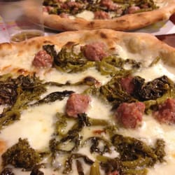 Pizzeria Made In Sud - Pizza salsiccia e friarielli....cime di rapa...molto buona