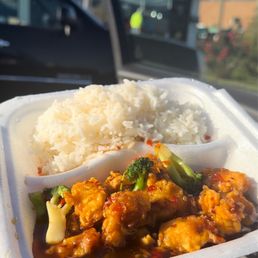 Thai Sesame chicken, lunch plate Thai Sesame chicken, lunch plate