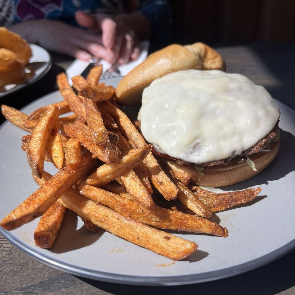 Classic burger w fries Classic burger w fries