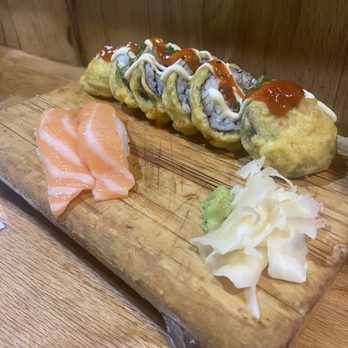 クラブ At sushi Tsukino Sushi Bar & Japanese Cuisine