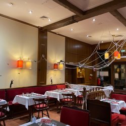 Brasserie des Arts - Tische + Halloween-Dekoration