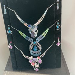 Jacob Robert Salon - Beautiful boutique items for sale. Handmade jewelry and paintings