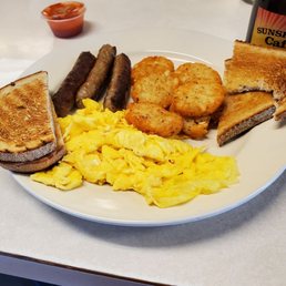 a plate of breakfast foods