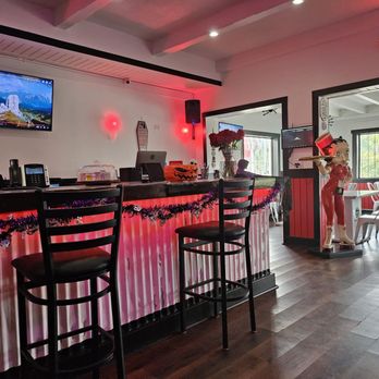 Farandula Pizza & Restaurant - the bar and dining area - Pizza Near Me - Hialeah, Florida Farandula Pizza & Restaurant - the bar and dining area - Pizza Near Me - Hialeah, Florida