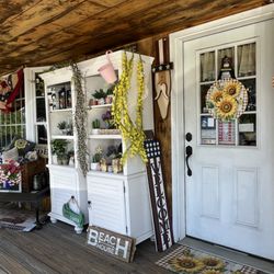 Country Hills Gifts - Lovely country chic accents