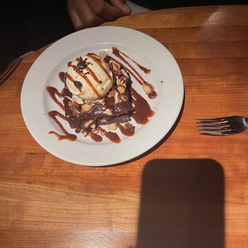 Houston's Restaurant - Nut brownie (this was really good) - American Near Me - Hackensack, New Jersey