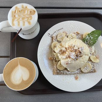 Cafe Bench - Lady Nana, Latte and Caramel Macchiato - Cafes Near Me - Flushing, New York