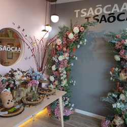 Tsaocaa - Entrance with a lovely floral display