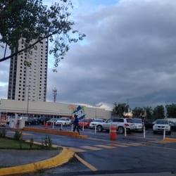 Sam's Club - Fachada y estacionamiento