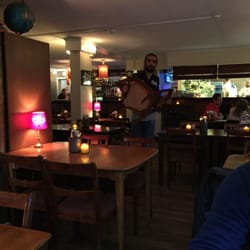 Kampen Bistro - Kampen Bistro har sjarm med bar og åpen kjøkken som gjør at gjestene kan se på hvordan maten deres tilberedes Stort lokalet