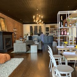 Bishop Block Bottle Shop - Indoor seating