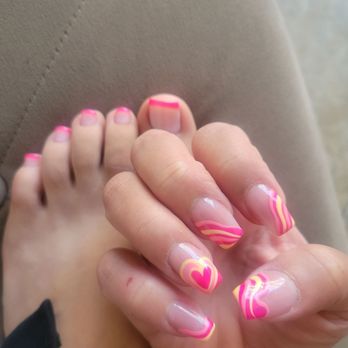 Chrome Nails Bar - Fresh short coffin set with 3 color design on all 10 fingers for $75 - Nail Salons Near Me - Lynwood, California