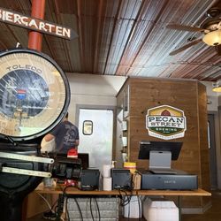 Pecan Street Brewing - Inside decor