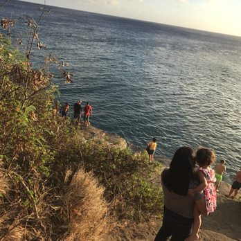 China Walls - Left of beach way entrance - Beaches Near Me - Honolulu, Hawaii China Walls - Left of beach way entrance - Beaches Near Me - Honolulu, Hawaii