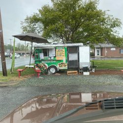 Taqueria Juanitas - Excellent food truck!