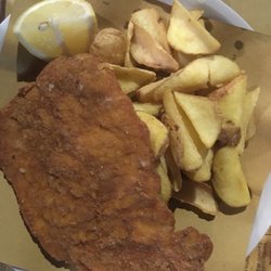 A Pesci in Faccia - Cotoletta alla Milanese con patate fritte Wiener schnitzel met gebakken aardappelen