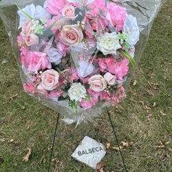 Floral Diva by Grignano - Beautiful bereavement bouquet designed by Carmela Petralito of Floral Diva for my late mom Fanny Yolanda Padilla Díaz de Balseca