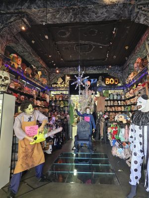 Hollywood Toys & Costumes by null