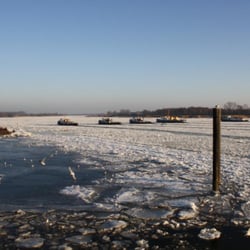 Eisbrecher auf der Elbe - Halbe "Voraus"