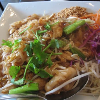 Daisy Mint - Chicken Pad Thai ($8.95) - Thai Near Me - Pasadena, California