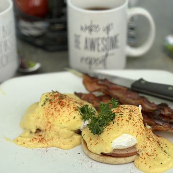 EJ's Meridian Cafe - eggs benedict and bacon - Breakfast & Brunch Near Me - Naples, Florida