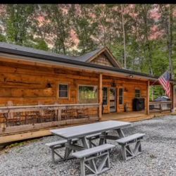 Wolves Den Cabin Rental