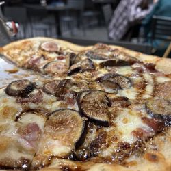 Hank's Petaluma - Fig & prosciutto pizza