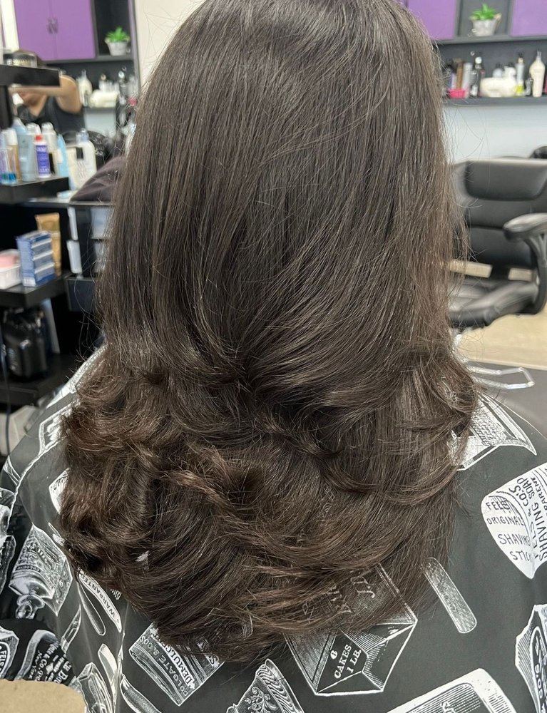Vicky's Hair Salon Logo