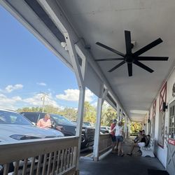 Hogbody's Bar & Grill - Porch waiting area