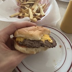 Pat's Bar - Classic Cheeseburger