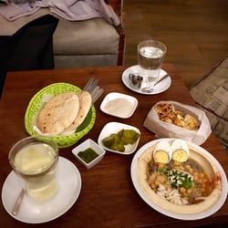 Hummus Und Friends - Baked cauliflower and Hummus Friends Special