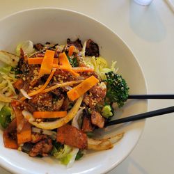 Chicken lemongrass over noodles salad